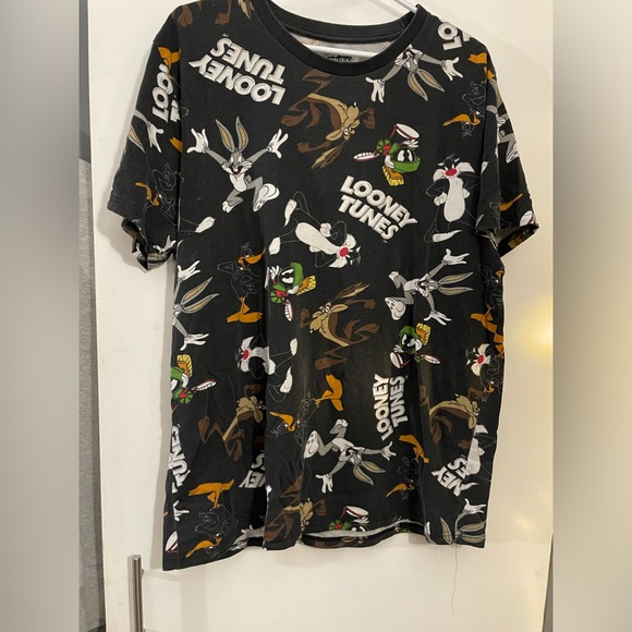 Men’s looney toones shirt - Picture 2 of 2